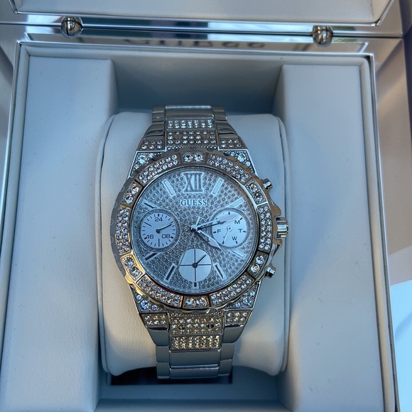 New GUESS SILVER TONE CASE SILVER TONE STAINLESS STEEL WATCH - Picture 6 of 8